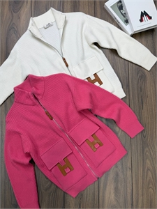 {{productViewItem.photos[photoViewList.activeNavIndex].Alt || productViewItem.photos[photoViewList.activeNavIndex].Description || 'Кардиган HERMES'}}