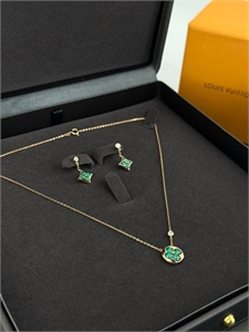 {{productViewItem.photos[photoViewList.activeNavIndex].Alt || productViewItem.photos[photoViewList.activeNavIndex].Description || 'Кулон LOUIS VUITTON'}}