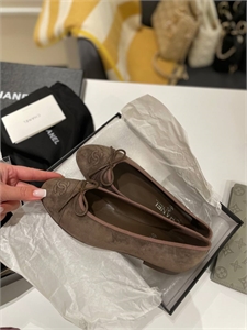 {{productViewItem.photos[photoViewList.activeNavIndex].Alt || productViewItem.photos[photoViewList.activeNavIndex].Description || 'Балетки MIU MIU'}}