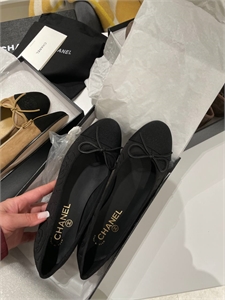 {{productViewItem.photos[photoViewList.activeNavIndex].Alt || productViewItem.photos[photoViewList.activeNavIndex].Description || 'Балетки MIU MIU'}}