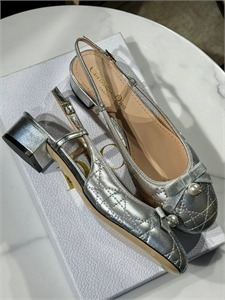 {{productViewItem.photos[photoViewList.activeNavIndex].Alt || productViewItem.photos[photoViewList.activeNavIndex].Description || 'Туфли DIOR'}}