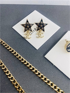 {{productViewItem.photos[photoViewList.activeNavIndex].Alt || productViewItem.photos[photoViewList.activeNavIndex].Description || 'Серьги CHANEL'}}