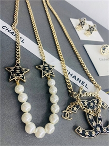 {{productViewItem.photos[photoViewList.activeNavIndex].Alt || productViewItem.photos[photoViewList.activeNavIndex].Description || 'Кулон CHANEL'}}