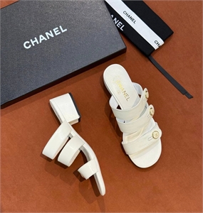 {{productViewItem.photos[photoViewList.activeNavIndex].Alt || productViewItem.photos[photoViewList.activeNavIndex].Description || 'Босоножки CHANEL'}}