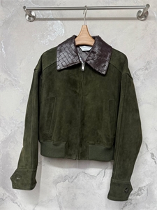 {{productViewItem.photos[photoViewList.activeNavIndex].Alt || productViewItem.photos[photoViewList.activeNavIndex].Description || 'Куртка BOTTEGA VENETA'}}