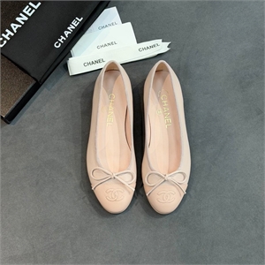 {{productViewItem.photos[photoViewList.activeNavIndex].Alt || productViewItem.photos[photoViewList.activeNavIndex].Description || 'Балетки CHANEL'}}