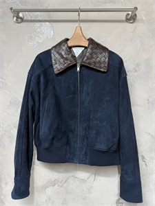 {{productViewItem.photos[photoViewList.activeNavIndex].Alt || productViewItem.photos[photoViewList.activeNavIndex].Description || 'Куртка BOTTEGA VENETA'}}