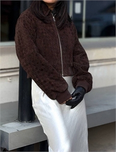 {{productViewItem.photos[photoViewList.activeNavIndex].Alt || productViewItem.photos[photoViewList.activeNavIndex].Description || 'Замшевая куртка BRUNELLO CUCINELLI'}}