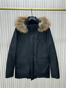 {{productViewItem.photos[photoViewList.activeNavIndex].Alt || productViewItem.photos[photoViewList.activeNavIndex].Description || 'Пуховик KITON со съёмным капюшоном'}}