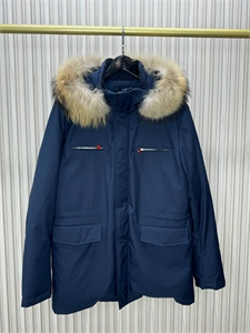 {{productViewItem.photos[photoViewList.activeNavIndex].Alt || productViewItem.photos[photoViewList.activeNavIndex].Description || 'Пуховик KITON со съёмным капюшоном'}}