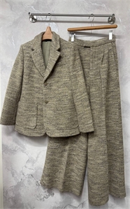 {{productViewItem.photos[photoViewList.activeNavIndex].Alt || productViewItem.photos[photoViewList.activeNavIndex].Description || 'Пиджак LORO PIANA'}}