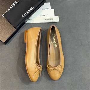 {{productViewItem.photos[photoViewList.activeNavIndex].Alt || productViewItem.photos[photoViewList.activeNavIndex].Description || 'Балетки CHANEL'}}