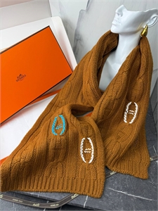 {{productViewItem.photos[photoViewList.activeNavIndex].Alt || productViewItem.photos[photoViewList.activeNavIndex].Description || 'Шарф HERMES'}}