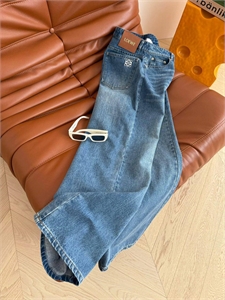 {{productViewItem.photos[photoViewList.activeNavIndex].Alt || productViewItem.photos[photoViewList.activeNavIndex].Description || 'Джинсы LOEWE'}}