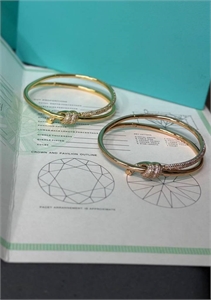 {{productViewItem.photos[photoViewList.activeNavIndex].Alt || productViewItem.photos[photoViewList.activeNavIndex].Description || 'Браслет Tiffany&amp;Co'}}