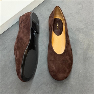 {{productViewItem.photos[photoViewList.activeNavIndex].Alt || productViewItem.photos[photoViewList.activeNavIndex].Description || 'Балетки THE ROW'}}