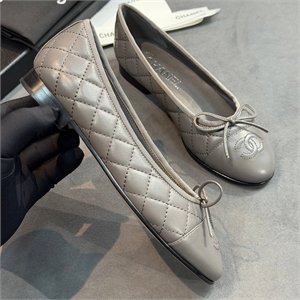 {{productViewItem.photos[photoViewList.activeNavIndex].Alt || productViewItem.photos[photoViewList.activeNavIndex].Description || 'Балетки CHANEL'}}