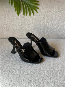 {{productViewItem.photos[photoViewList.activeNavIndex].Alt || productViewItem.photos[photoViewList.activeNavIndex].Description || 'Босоножки CHANEL'}}