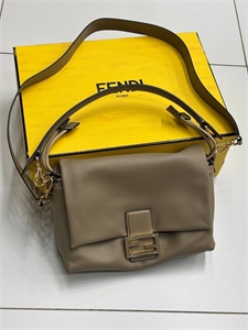 {{productViewItem.photos[photoViewList.activeNavIndex].Alt || productViewItem.photos[photoViewList.activeNavIndex].Description || 'Сумка FENDI'}}