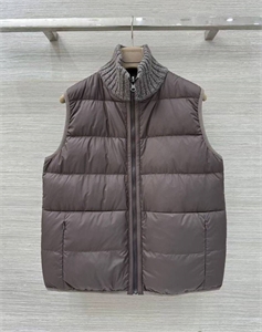 {{productViewItem.photos[photoViewList.activeNavIndex].Alt || productViewItem.photos[photoViewList.activeNavIndex].Description || 'Жилет BRUNELLO CUCINELLI'}}