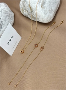 {{productViewItem.photos[photoViewList.activeNavIndex].Alt || productViewItem.photos[photoViewList.activeNavIndex].Description || 'Кулон CHANEL'}}