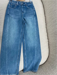 {{productViewItem.photos[photoViewList.activeNavIndex].Alt || productViewItem.photos[photoViewList.activeNavIndex].Description || 'Джинсы BOTTEGA VENETTA'}}