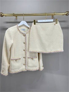 {{productViewItem.photos[photoViewList.activeNavIndex].Alt || productViewItem.photos[photoViewList.activeNavIndex].Description || 'Костюм CHANEL'}}