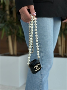 {{productViewItem.photos[photoViewList.activeNavIndex].Alt || productViewItem.photos[photoViewList.activeNavIndex].Description || 'Сумка CHANEL'}}