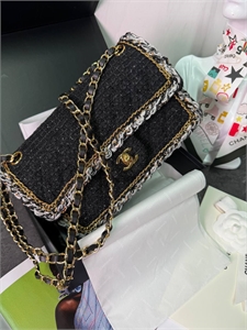 {{productViewItem.photos[photoViewList.activeNavIndex].Alt || productViewItem.photos[photoViewList.activeNavIndex].Description || 'Сумка CHANEL'}}