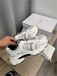 {{productViewItem.photos[photoViewList.activeNavIndex].Alt || productViewItem.photos[photoViewList.activeNavIndex].Description || 'Кроссовки DIOR'}}