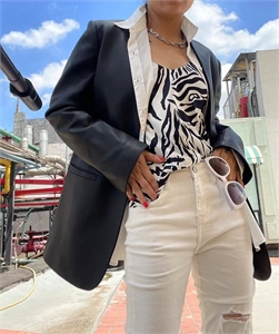 {{productViewItem.photos[photoViewList.activeNavIndex].Alt || productViewItem.photos[photoViewList.activeNavIndex].Description || 'Пиджак JIL SANDER'}}