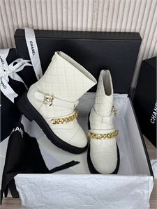 {{productViewItem.photos[photoViewList.activeNavIndex].Alt || productViewItem.photos[photoViewList.activeNavIndex].Description || 'Ботинки CHANEL'}}