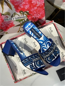 {{productViewItem.photos[photoViewList.activeNavIndex].Alt || productViewItem.photos[photoViewList.activeNavIndex].Description || 'Тапочки DG'}}