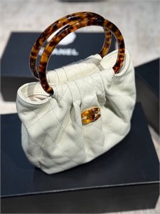 {{productViewItem.photos[photoViewList.activeNavIndex].Alt || productViewItem.photos[photoViewList.activeNavIndex].Description || 'Сумка CHANEL'}}