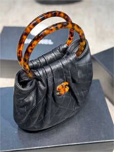 {{productViewItem.photos[photoViewList.activeNavIndex].Alt || productViewItem.photos[photoViewList.activeNavIndex].Description || 'Сумка CHANEL'}}