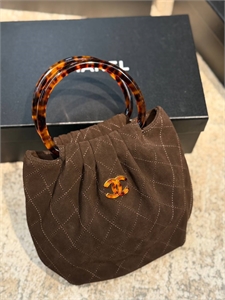 {{productViewItem.photos[photoViewList.activeNavIndex].Alt || productViewItem.photos[photoViewList.activeNavIndex].Description || 'Сумка CHANEL'}}