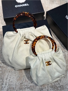 {{productViewItem.photos[photoViewList.activeNavIndex].Alt || productViewItem.photos[photoViewList.activeNavIndex].Description || 'Сумка CHANEL'}}