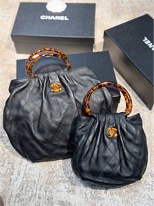 {{productViewItem.photos[photoViewList.activeNavIndex].Alt || productViewItem.photos[photoViewList.activeNavIndex].Description || 'Сумка CHANEL'}}