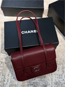 {{productViewItem.photos[photoViewList.activeNavIndex].Alt || productViewItem.photos[photoViewList.activeNavIndex].Description || 'Сумка CHANEL'}}