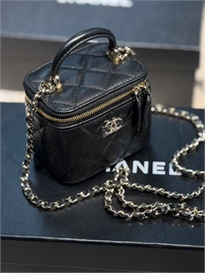 {{productViewItem.photos[photoViewList.activeNavIndex].Alt || productViewItem.photos[photoViewList.activeNavIndex].Description || 'Сумка CHANEL'}}
