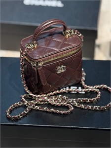 {{productViewItem.photos[photoViewList.activeNavIndex].Alt || productViewItem.photos[photoViewList.activeNavIndex].Description || 'Сумка CHANEL'}}