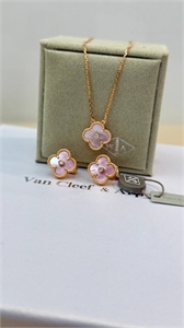 {{productViewItem.photos[photoViewList.activeNavIndex].Alt || productViewItem.photos[photoViewList.activeNavIndex].Description || 'Кулон Van Cleef'}}