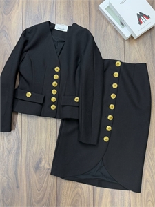 {{productViewItem.photos[photoViewList.activeNavIndex].Alt || productViewItem.photos[photoViewList.activeNavIndex].Description || 'Костюм Schiaparelli'}}