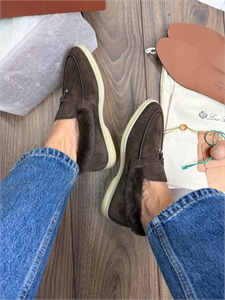 {{productViewItem.photos[photoViewList.activeNavIndex].Alt || productViewItem.photos[photoViewList.activeNavIndex].Description || 'Лоферы LORO PIANA'}}