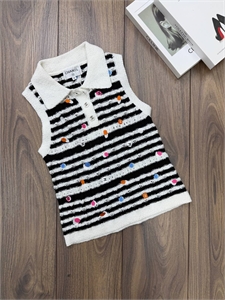 {{productViewItem.photos[photoViewList.activeNavIndex].Alt || productViewItem.photos[photoViewList.activeNavIndex].Description || 'Майка CHANEL'}}