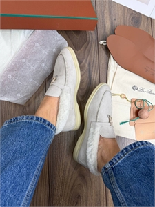 {{productViewItem.photos[photoViewList.activeNavIndex].Alt || productViewItem.photos[photoViewList.activeNavIndex].Description || 'Лоферы LORO PIANA'}}