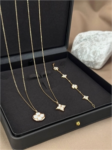 {{productViewItem.photos[photoViewList.activeNavIndex].Alt || productViewItem.photos[photoViewList.activeNavIndex].Description || 'Браслет LOUIS VUITTON'}}