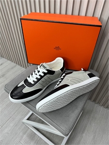 {{productViewItem.photos[photoViewList.activeNavIndex].Alt || productViewItem.photos[photoViewList.activeNavIndex].Description || 'Текстильные кеды  HERMES со вставками из натуральной кожи'}}