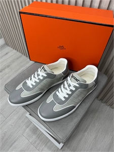 {{productViewItem.photos[photoViewList.activeNavIndex].Alt || productViewItem.photos[photoViewList.activeNavIndex].Description || 'Текстильные кеды  HERMES со вставками из натуральной кожи'}}