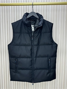 {{productViewItem.photos[photoViewList.activeNavIndex].Alt || productViewItem.photos[photoViewList.activeNavIndex].Description || 'Жилет KITON'}}